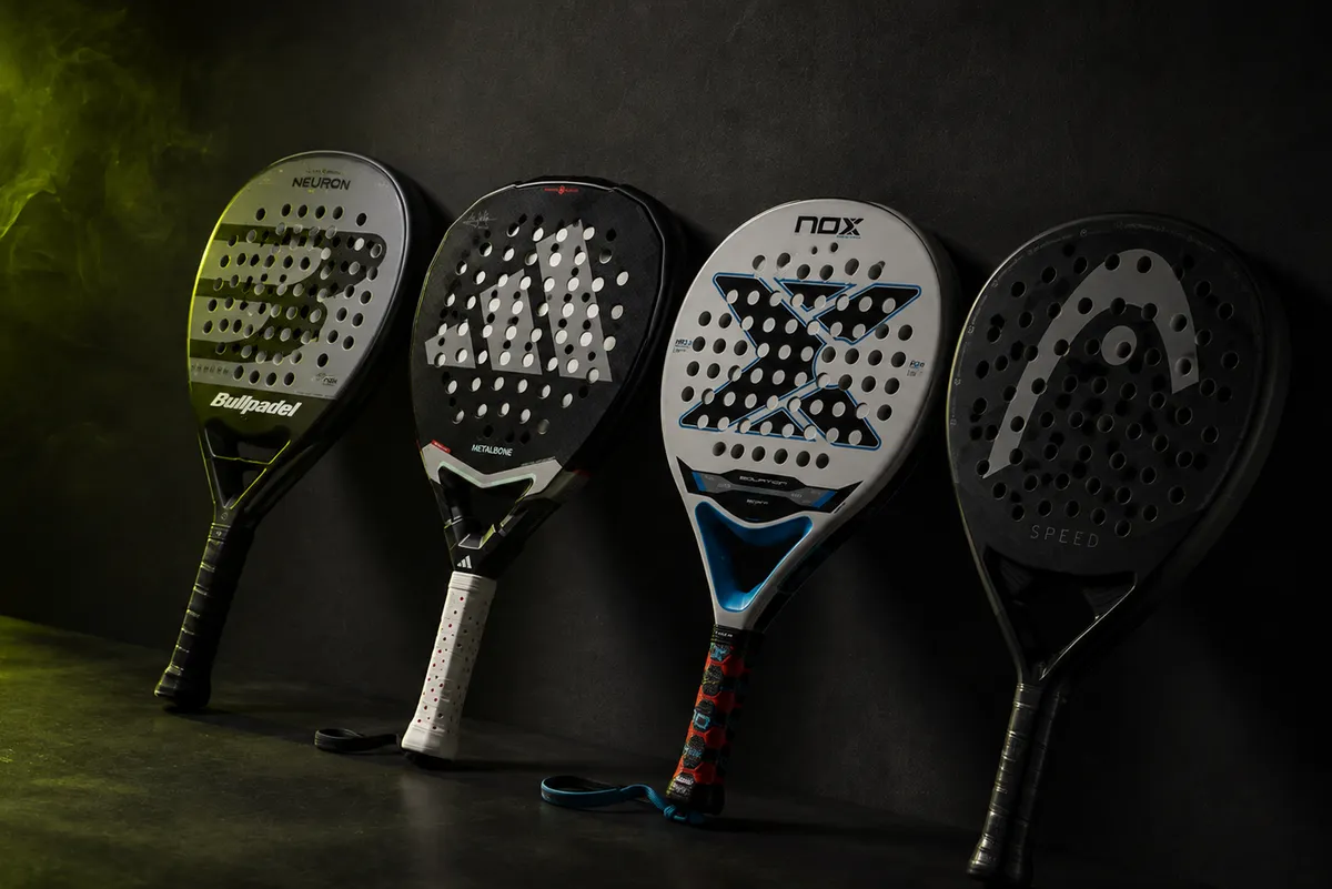 Vier geteste padelrackets onder 200 euro in donkere studio
