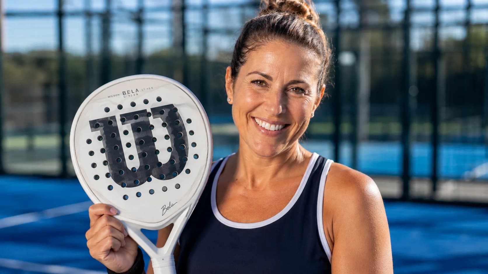 Barbara met Wilson Bela LT V2.5 padelracket voor Racketkopen.nl review